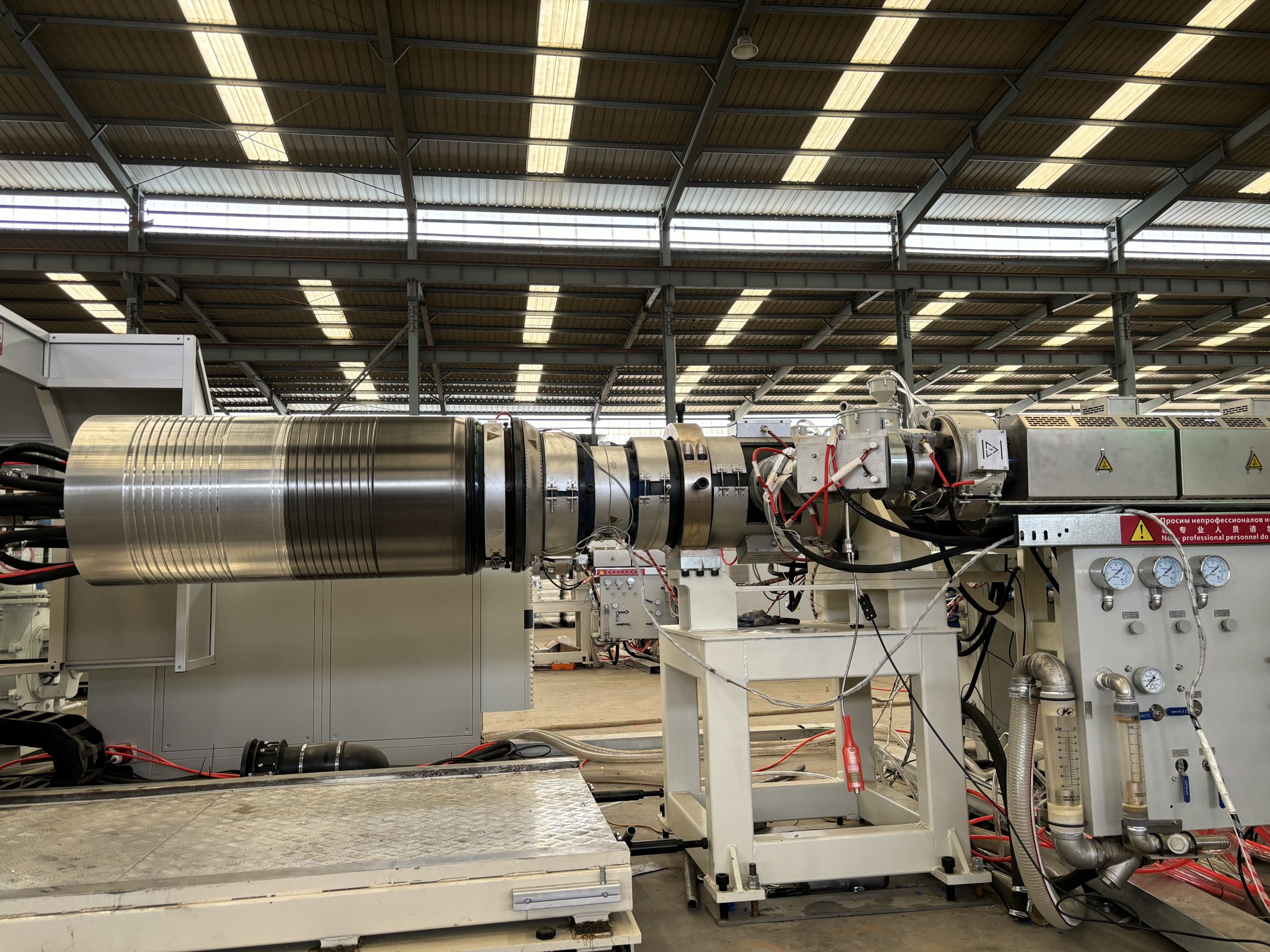 Double Layer Die Head - The blank is extruded from the extruder through the inner and outer die of the double layer pipe die head - 2