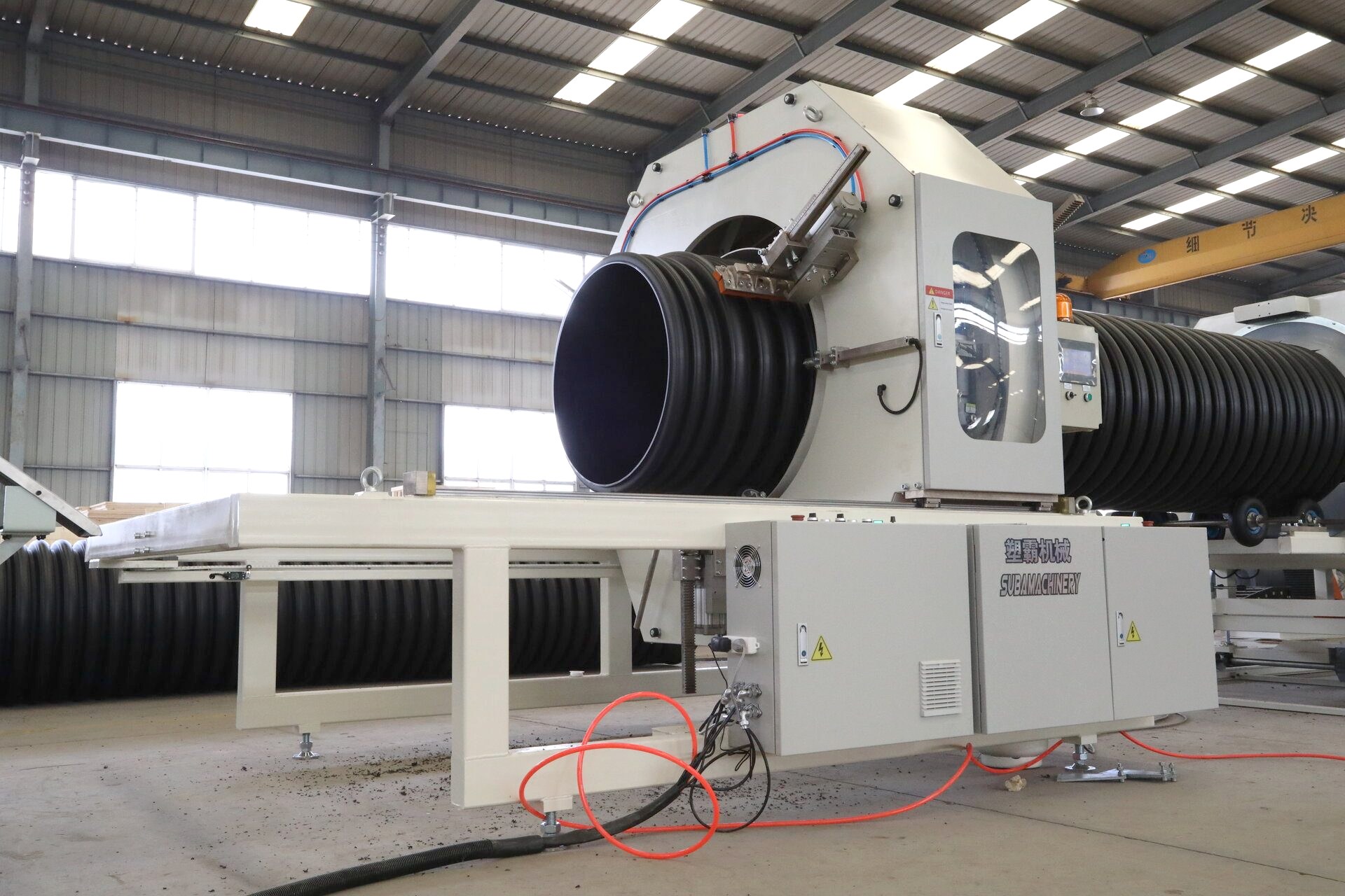 خط إنتاج الأنابيب المموجة SL800 - خط SL800 ينتج أنابيب مموجة بجدار مزدوج HDPE/PP ID200مم–ID800مم للصرف والصرف الصحي بهيكل أفقي وتبريد مائي وبثق - 4