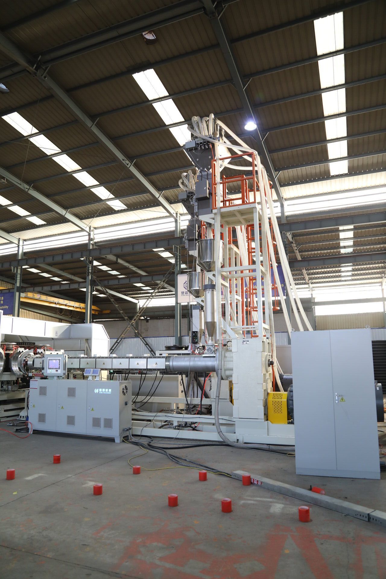 خط إنتاج الأنابيب المموجة SL1200 - خط SL1200 ينتج أنابيب مموجة بجدار مزدوج HDPE/PP ID600مم–ID1200مم بهيكل أفقي وتبريد مائي وبثق للإنتاج عالي السرعة - 2