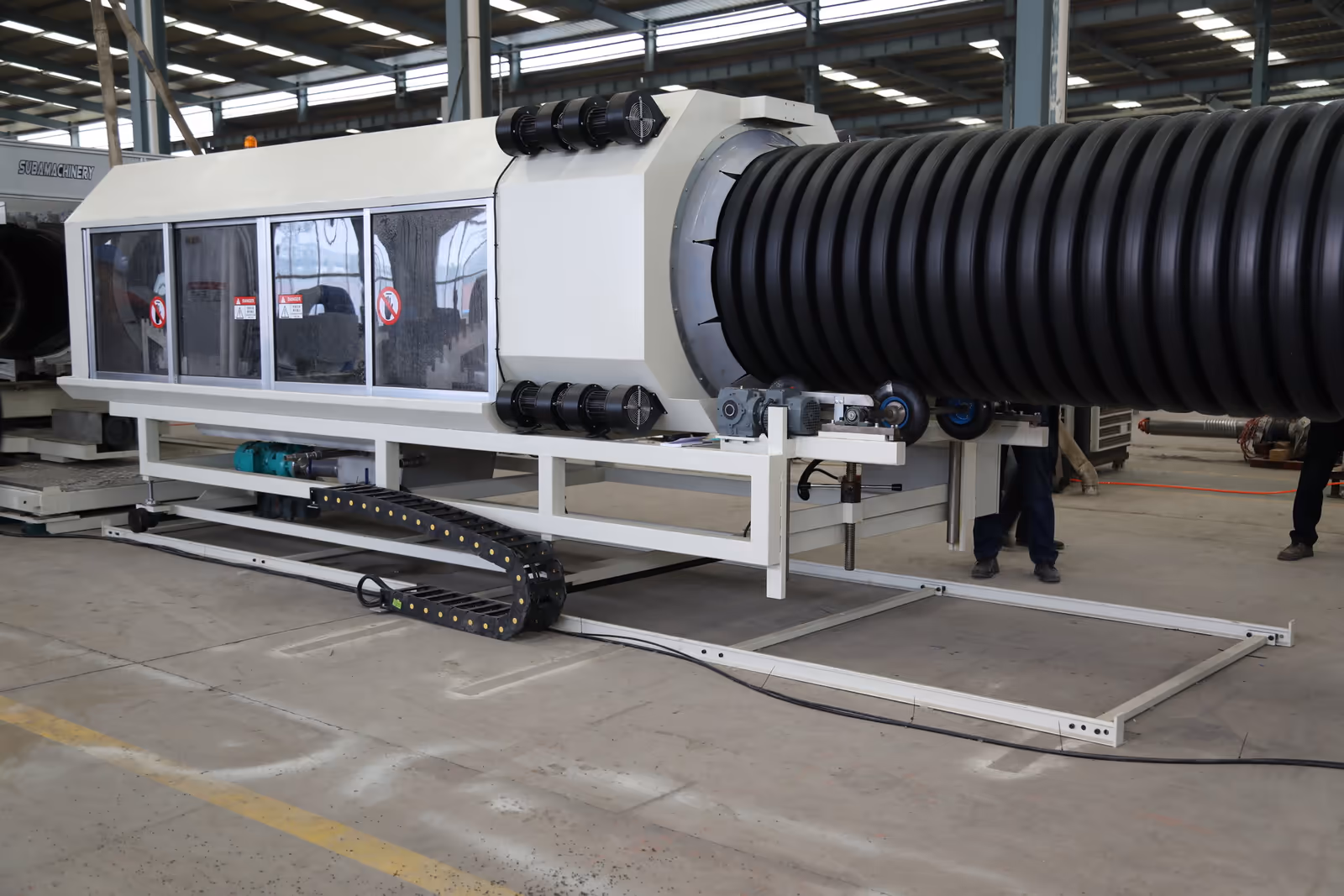 خط إنتاج الأنابيب المموجة SL1000 - خط SL1000 ينتج أنابيب مموجة بجدار مزدوج HDPE/PP ID300مم–ID1000مم بهيكل أفقي وتبريد مائي وبثق للإنتاج عالي السرعة - 4